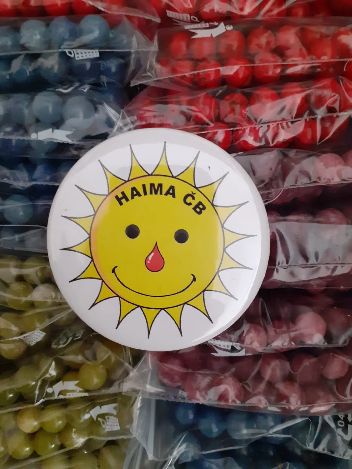 Ručně vyráběné náramky s plackou — symbol akce